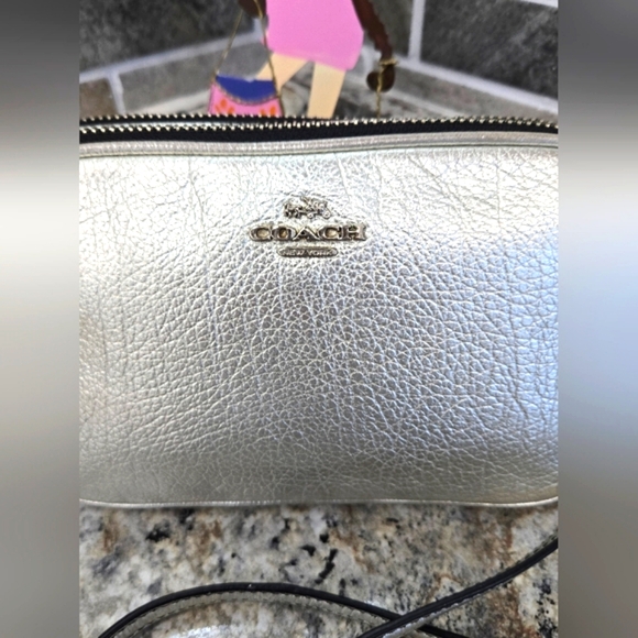 COACH SILVER CROSSBODY IN PEBBLE LEATHER EUC - Picture 2 of 16